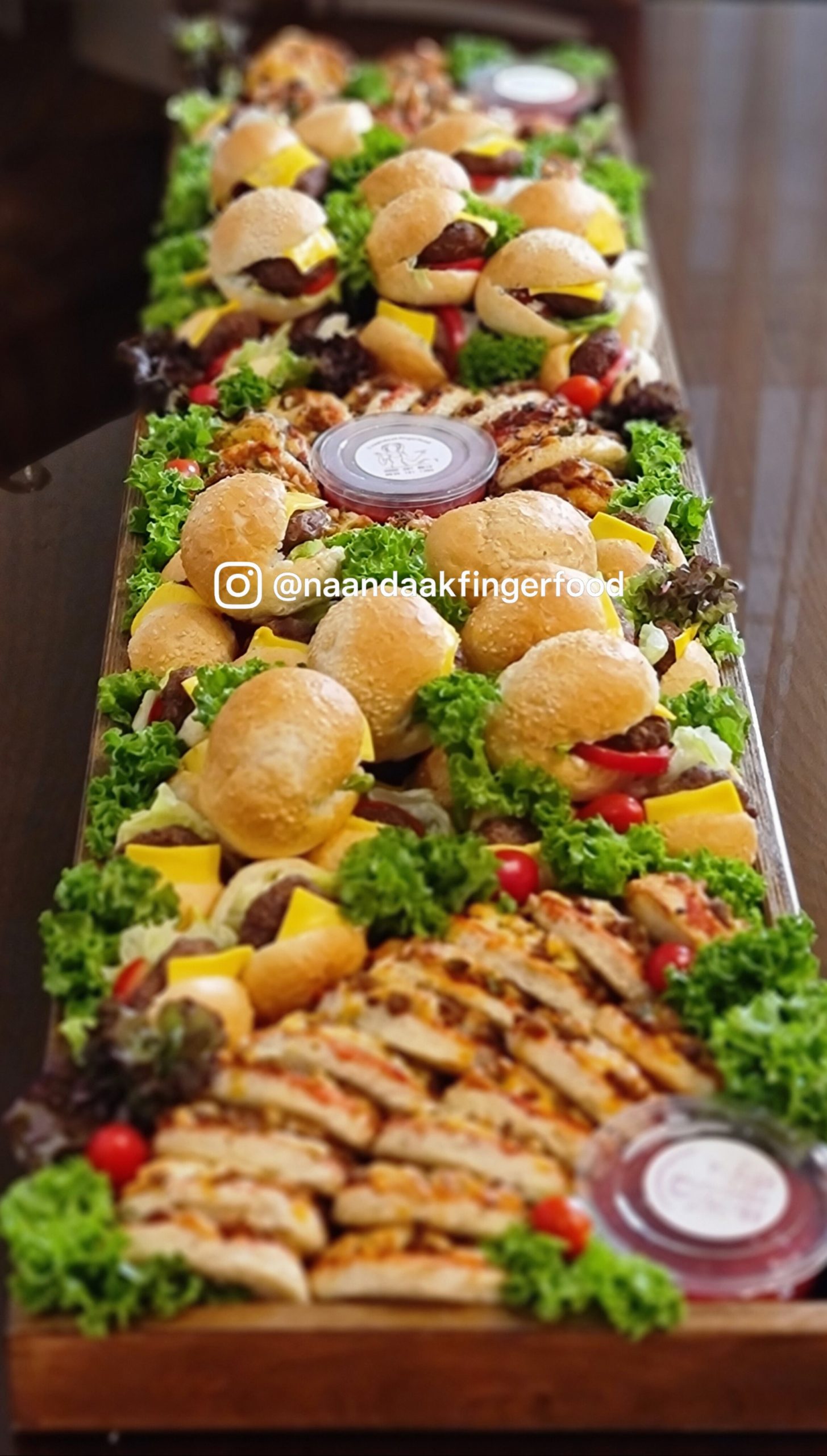 سینی ۱۰۰ عددی لقمه برگر و مینی پیتزا