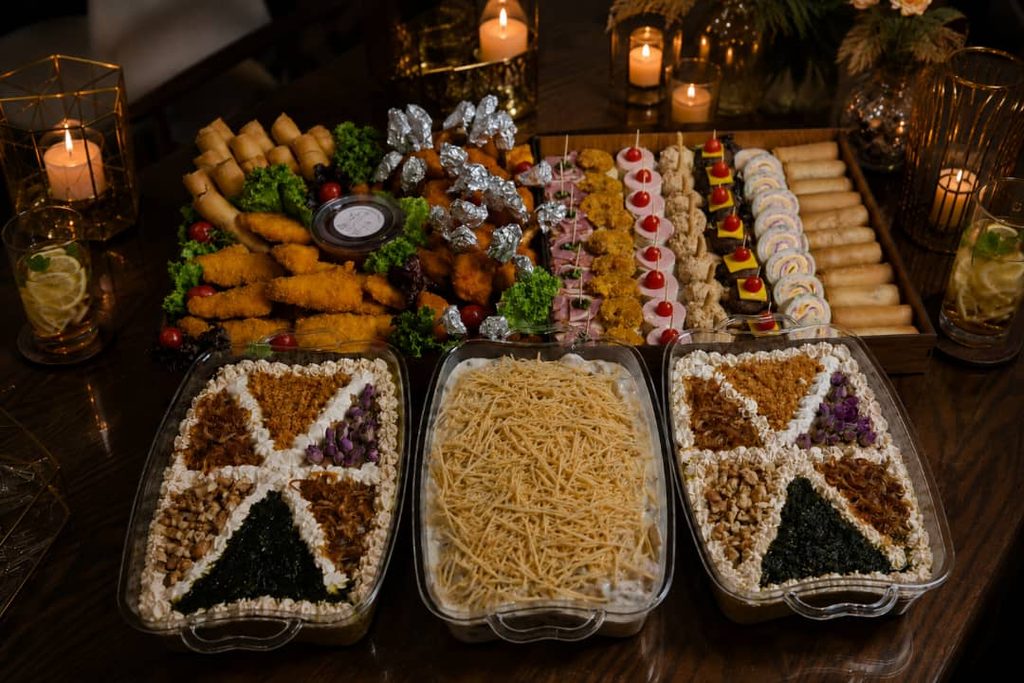 میز فینگرفود مهمانی با انواع غذاهای سرد و گرم